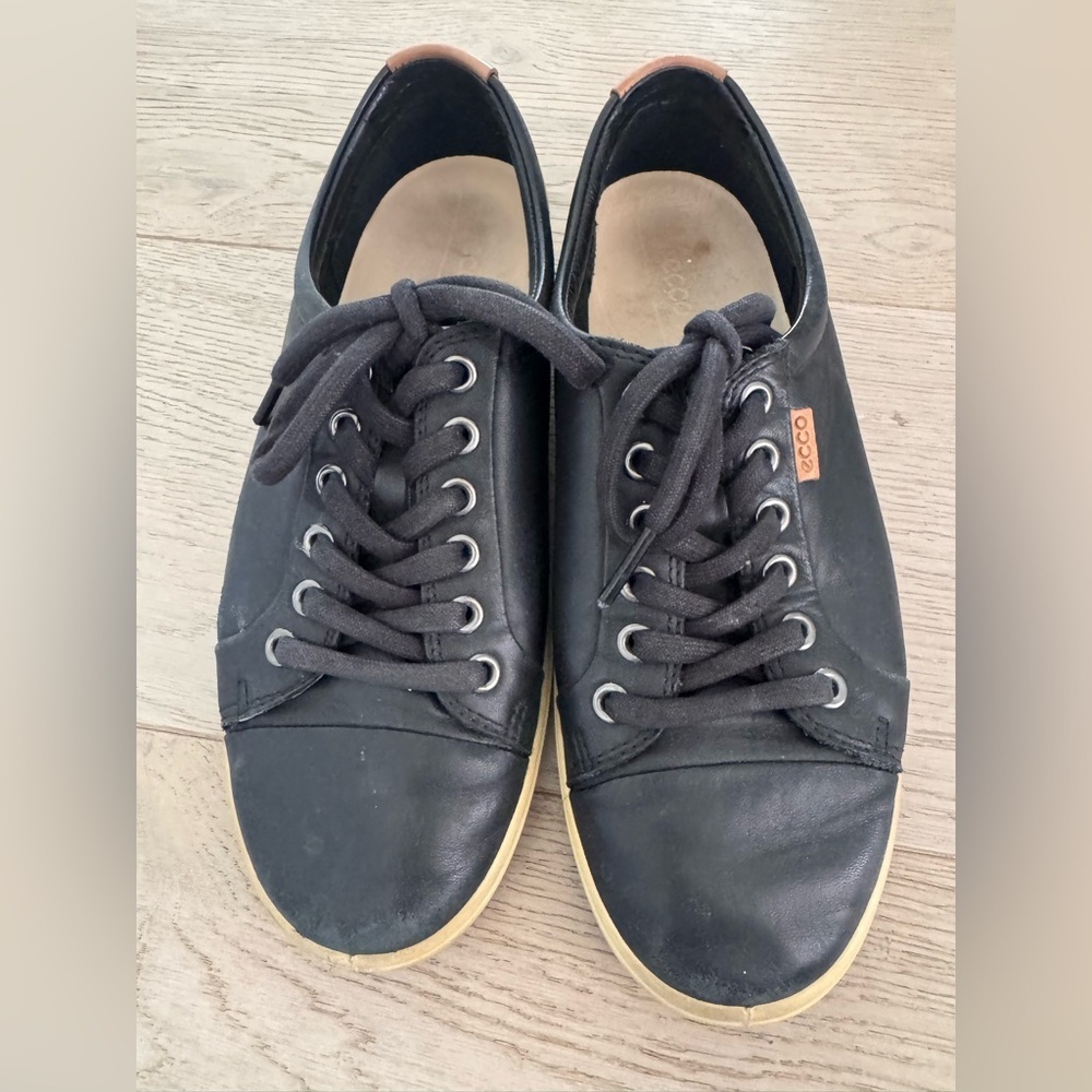 ECCO WOMEN'S SOFT SNEAKER
BLACK LEATHER
Size 38